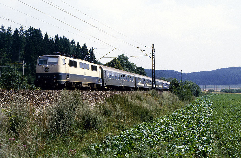 https://www.eisenbahnfotograf.de/datei/August 1986/1480103 DB 111075 Urspring 2.8.1986 D410.jpg